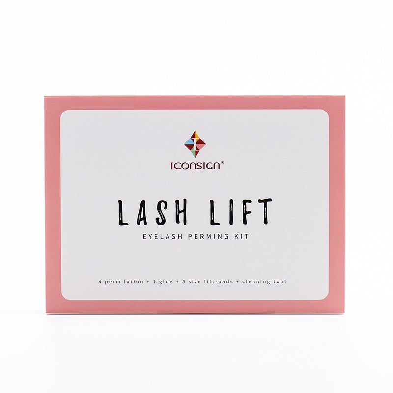 Wimpern werden beim Lash Lift aufgekämmt